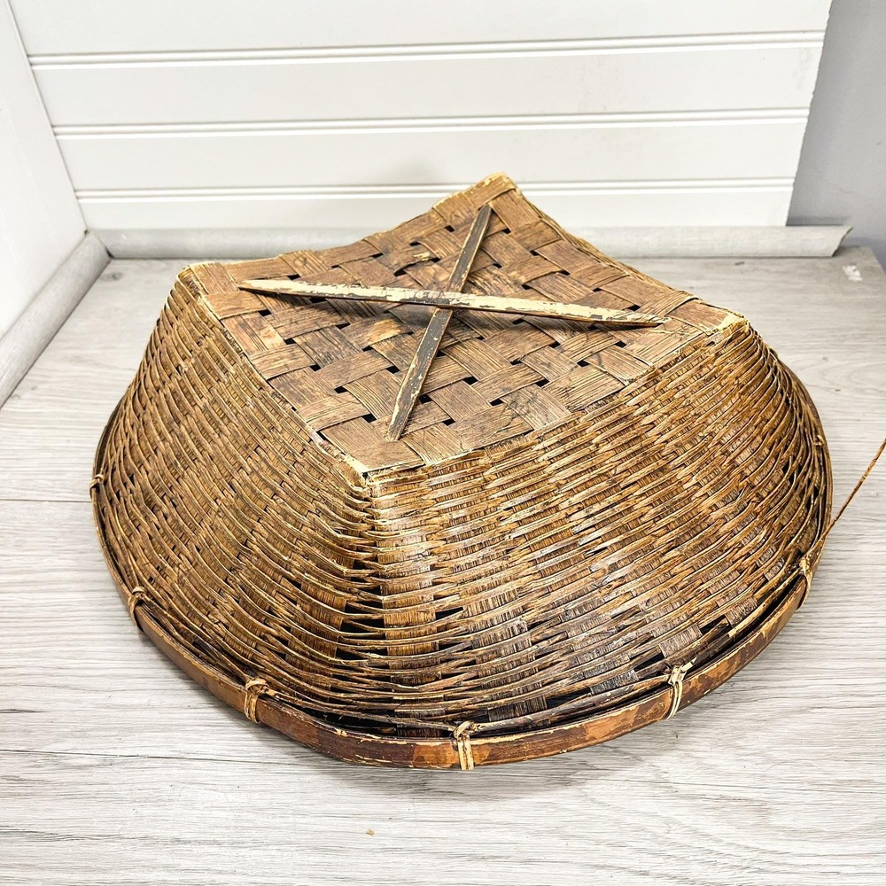 Antique Handwoven Wicker Basket: Farmhouse Decor, 16-inch Round - Picture 7 of 11